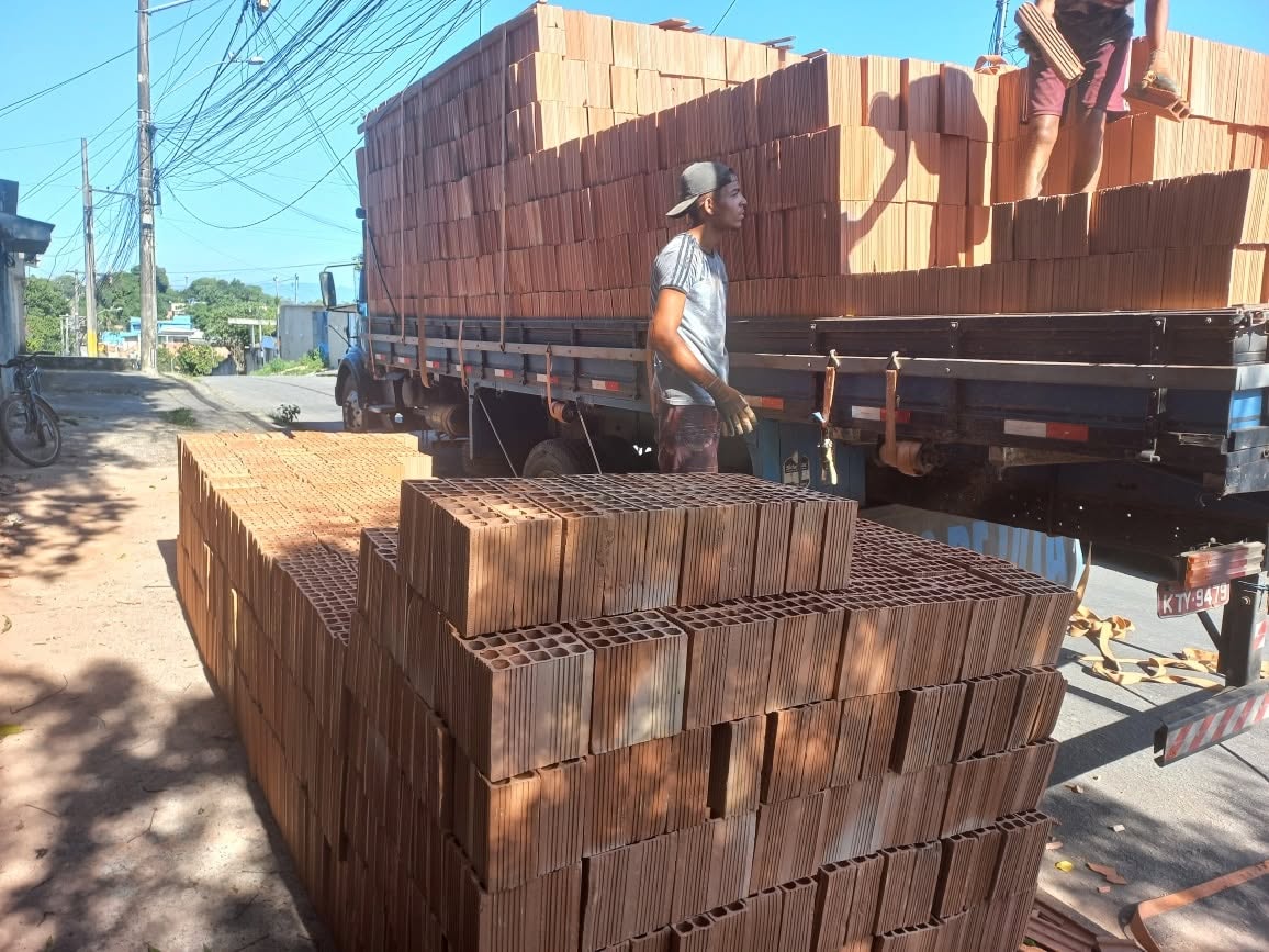 Entrega de tijolos cerâmicos sendo descarregada em Guarulhos