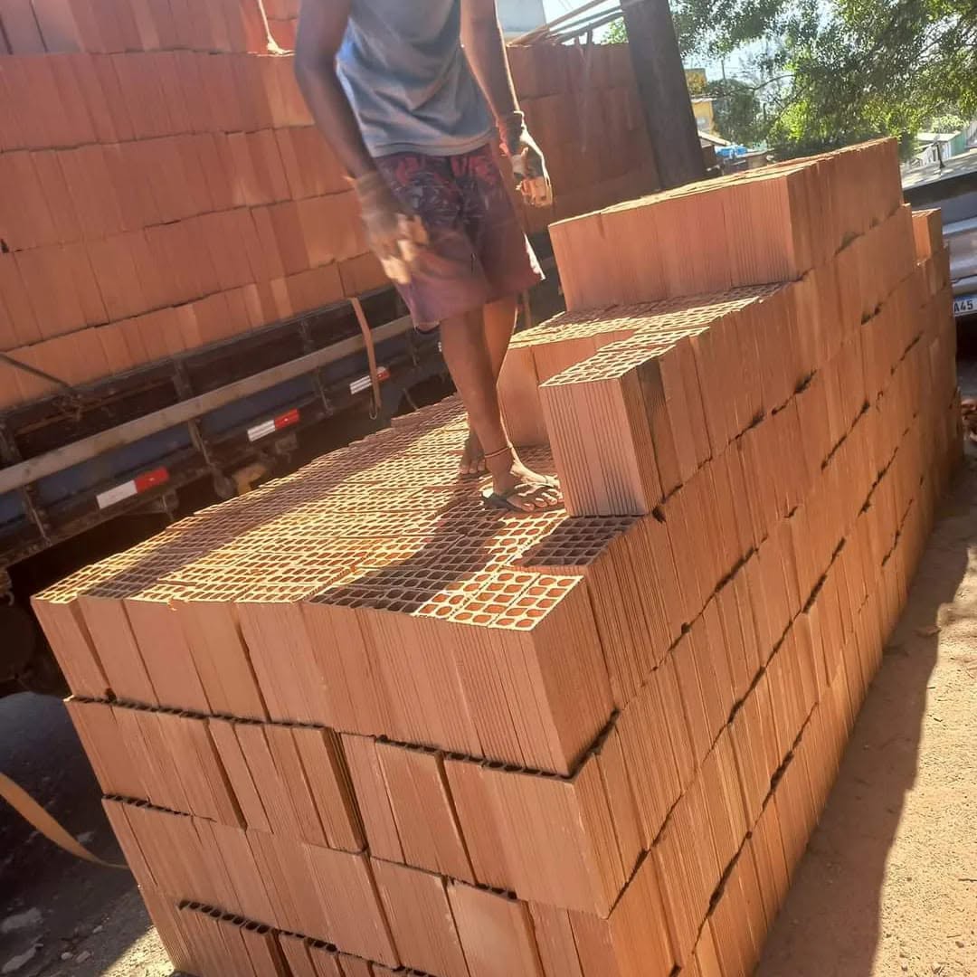 Tijolos cerâmicos empilhados após entrega em Osasco