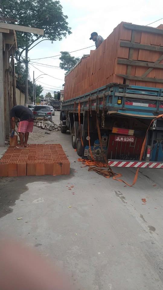 Caminhão realizando entrega de tijolos em São Gonçalo