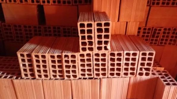 Tijolos cerâmicos 20 por 30 empilhados